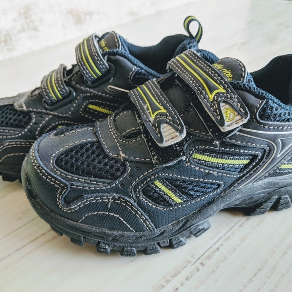 stride rite velcro shoes